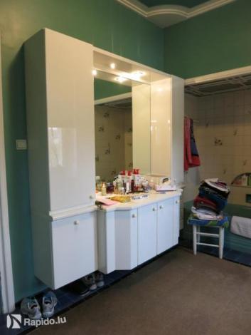 Grande armoire pour salle de bains avec miroir et spots