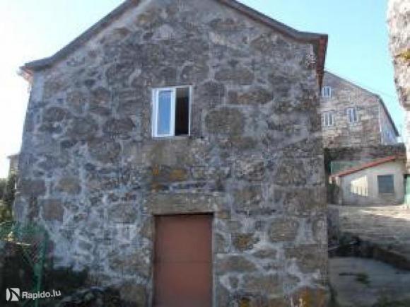 Se vende o cambia casa típica gallega restaurada de piedra. España